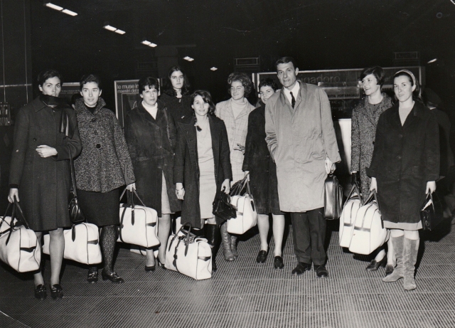 Romano Forastieri con le ragazze della Standa Milano